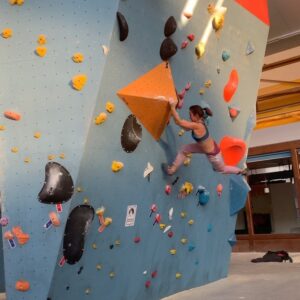 Juliane Wurm Instagram - First session @boulderplanet_koeln! .
.
📽by my new roomie @joshpatzner 😍😁 .
.

@mammut_swiss1862 
@madrockclimbing