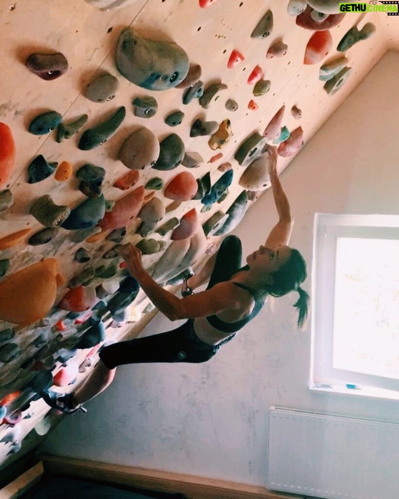 Juliane Wurm Instagram - Squeezed in a home session today and had so much fun on the wall 😍. Very excited for some more climbing soon!! Dortmund