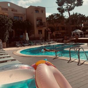 Juliane Wurm Instagram - About last week 

1: ich, Angst vor Fischen, immer 
2: wir oder tourism go home 
3: Café con leche, 7€, low budget Urlaub 
4: ewige Drillingsblumenliebe
5: Kontemplation 
6: Aioli
7: Eleganz brought to you by Naomi 

Mit freundlicher Unterstützung von Enrique Iglesias, Shakira, Danger Dan, Andreas Meier, Hannah Arendt, Navid Kermani uvm - gracias a todos und 

Adios 💗💙