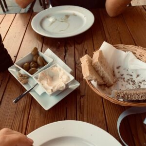 Juliane Wurm Instagram - About last week 

1: ich, Angst vor Fischen, immer 
2: wir oder tourism go home 
3: Café con leche, 7€, low budget Urlaub 
4: ewige Drillingsblumenliebe
5: Kontemplation 
6: Aioli
7: Eleganz brought to you by Naomi 

Mit freundlicher Unterstützung von Enrique Iglesias, Shakira, Danger Dan, Andreas Meier, Hannah Arendt, Navid Kermani uvm - gracias a todos und 

Adios 💗💙