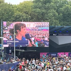 Juliane Wurm Instagram - 10 Erkenntnisse aus 10 Tagen EM in München: 
- es ist die heftigste Organisationsleistung so ein Event auf die Beine zu stellen (macht man sich ja kein Bild, wenn man selbst nur mitmacht) und ich werde für immer allen Respekt für Menschen haben, die sowas hinbekommen (@munich2022)
- es ist mega schwer in ein Mikrofon zu sprechen, weil es so eine lästige Verzögerung gibt, durch die man sich fühlt als würde man mit sich selbst im Kanon sprechen - danke für die Geduld mit mir @taufigk & @yousefsafri! 
- Nach anfänglichem Zweifel hinsichtlich Sport-Großevents, bin ich ziemlich positiv angetan davon, wie sich unterschiedliche Sportarten gegenseitig befruchten und wie Sport trotz aller Krisen auf der Welt irgendwie doch verbindet 
- Bin endlich Expertin in irgendwas 
- Die neue olympische Boulder & Lead-Kombi ist super; über die Punktewertung könnte sich nochmal jemand Gedanken machen
- Hab jetzt Bock Beach-Volleyball zu spielen
- @janja_garnbret ist außerirdisch gut und geht scheinbar immer früh ins Bett 
- Wenn man sich in Bayern nicht 24/7 von Würstchen und Bier ernährt, verhungert man; @florian_ges liebt München trotzdem 
- bin ready für Kletterurlaub 🐸❤️