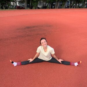 Juliane Wurm Instagram - Stretching and thinking about @hazel_findlay’s thoughts from her latest post. I’ve often asked myself why I enjoyed climbing the least and climbed the worst at times when I fully focussed on it. One reason for that is, in my opinion, that persistent focus makes us narrow-minded. Narrow-mindedness prevents us from being creative. And creativity is essential in climbing and training (and of course comes in handy in many fields of life). One part of being creative is, I think, to allow playfulness. It helps us keeping our eyes and mind open for alternative solutions, widen our horizon. Interestingly, I think we can barely fake playfulness (feel like it always ends up in paradoxical intervention;)). I think what we can do is finding our sweet spot between focus and playfulness. My personal strategy for that is to follow various interests that I have in life with alternating dedication, because I discovered for myself that whenever I focus on one thing, I can’t handle the pressure I put on myself and my playfulness decreases heavily.