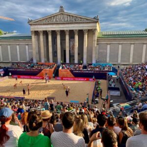 Juliane Wurm Instagram - 10 Erkenntnisse aus 10 Tagen EM in München: 
- es ist die heftigste Organisationsleistung so ein Event auf die Beine zu stellen (macht man sich ja kein Bild, wenn man selbst nur mitmacht) und ich werde für immer allen Respekt für Menschen haben, die sowas hinbekommen (@munich2022)
- es ist mega schwer in ein Mikrofon zu sprechen, weil es so eine lästige Verzögerung gibt, durch die man sich fühlt als würde man mit sich selbst im Kanon sprechen - danke für die Geduld mit mir @taufigk & @yousefsafri! 
- Nach anfänglichem Zweifel hinsichtlich Sport-Großevents, bin ich ziemlich positiv angetan davon, wie sich unterschiedliche Sportarten gegenseitig befruchten und wie Sport trotz aller Krisen auf der Welt irgendwie doch verbindet 
- Bin endlich Expertin in irgendwas 
- Die neue olympische Boulder & Lead-Kombi ist super; über die Punktewertung könnte sich nochmal jemand Gedanken machen
- Hab jetzt Bock Beach-Volleyball zu spielen
- @janja_garnbret ist außerirdisch gut und geht scheinbar immer früh ins Bett 
- Wenn man sich in Bayern nicht 24/7 von Würstchen und Bier ernährt, verhungert man; @florian_ges liebt München trotzdem 
- bin ready für Kletterurlaub 🐸❤️