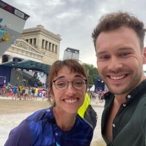 Juliane Wurm Instagram - 10 Erkenntnisse aus 10 Tagen EM in München: 
- es ist die heftigste Organisationsleistung so ein Event auf die Beine zu stellen (macht man sich ja kein Bild, wenn man selbst nur mitmacht) und ich werde für immer allen Respekt für Menschen haben, die sowas hinbekommen (@munich2022)
- es ist mega schwer in ein Mikrofon zu sprechen, weil es so eine lästige Verzögerung gibt, durch die man sich fühlt als würde man mit sich selbst im Kanon sprechen - danke für die Geduld mit mir @taufigk & @yousefsafri! 
- Nach anfänglichem Zweifel hinsichtlich Sport-Großevents, bin ich ziemlich positiv angetan davon, wie sich unterschiedliche Sportarten gegenseitig befruchten und wie Sport trotz aller Krisen auf der Welt irgendwie doch verbindet 
- Bin endlich Expertin in irgendwas 
- Die neue olympische Boulder & Lead-Kombi ist super; über die Punktewertung könnte sich nochmal jemand Gedanken machen
- Hab jetzt Bock Beach-Volleyball zu spielen
- @janja_garnbret ist außerirdisch gut und geht scheinbar immer früh ins Bett 
- Wenn man sich in Bayern nicht 24/7 von Würstchen und Bier ernährt, verhungert man; @florian_ges liebt München trotzdem 
- bin ready für Kletterurlaub 🐸❤️