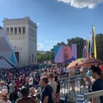 Juliane Wurm Instagram - 10 Erkenntnisse aus 10 Tagen EM in München: - es ist die heftigste Organisationsleistung so ein Event auf die Beine zu stellen (macht man sich ja kein Bild, wenn man selbst nur mitmacht) und ich werde für immer allen Respekt für Menschen haben, die sowas hinbekommen (@munich2022) - es ist mega schwer in ein Mikrofon zu sprechen, weil es so eine lästige Verzögerung gibt, durch die man sich fühlt als würde man mit sich selbst im Kanon sprechen - danke für die Geduld mit mir @taufigk & @yousefsafri! - Nach anfänglichem Zweifel hinsichtlich Sport-Großevents, bin ich ziemlich positiv angetan davon, wie sich unterschiedliche Sportarten gegenseitig befruchten und wie Sport trotz aller Krisen auf der Welt irgendwie doch verbindet - Bin endlich Expertin in irgendwas - Die neue olympische Boulder & Lead-Kombi ist super; über die Punktewertung könnte sich nochmal jemand Gedanken machen - Hab jetzt Bock Beach-Volleyball zu spielen - @janja_garnbret ist außerirdisch gut und geht scheinbar immer früh ins Bett - Wenn man sich in Bayern nicht 24/7 von Würstchen und Bier ernährt, verhungert man; @florian_ges liebt München trotzdem - bin ready für Kletterurlaub 🐸❤️ Munich, Germany