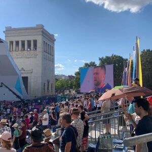 Juliane Wurm Instagram - 10 Erkenntnisse aus 10 Tagen EM in München: 
- es ist die heftigste Organisationsleistung so ein Event auf die Beine zu stellen (macht man sich ja kein Bild, wenn man selbst nur mitmacht) und ich werde für immer allen Respekt für Menschen haben, die sowas hinbekommen (@munich2022)
- es ist mega schwer in ein Mikrofon zu sprechen, weil es so eine lästige Verzögerung gibt, durch die man sich fühlt als würde man mit sich selbst im Kanon sprechen - danke für die Geduld mit mir @taufigk & @yousefsafri! 
- Nach anfänglichem Zweifel hinsichtlich Sport-Großevents, bin ich ziemlich positiv angetan davon, wie sich unterschiedliche Sportarten gegenseitig befruchten und wie Sport trotz aller Krisen auf der Welt irgendwie doch verbindet 
- Bin endlich Expertin in irgendwas 
- Die neue olympische Boulder & Lead-Kombi ist super; über die Punktewertung könnte sich nochmal jemand Gedanken machen
- Hab jetzt Bock Beach-Volleyball zu spielen
- @janja_garnbret ist außerirdisch gut und geht scheinbar immer früh ins Bett 
- Wenn man sich in Bayern nicht 24/7 von Würstchen und Bier ernährt, verhungert man; @florian_ges liebt München trotzdem 
- bin ready für Kletterurlaub 🐸❤️