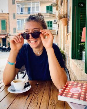 Juliane Wurm Instagram - Das beste am Kletterurlaub ist das Abhängen im Café mit @naomiwgr.