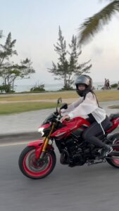 Juliette Instagram - Eu não andei pra parar logo agora Sabe, ainda tenho muita estrada E não contei nem metade da história Mas não vou precisar provar nada a ninguém… Rio de Janeiro, Rio de Janeiro