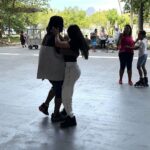 Juliette Instagram - E eu que encontrei esse maravilhoso ensinando forró no meio da praça no RJ e corri pra dançar “Não Sou de Falar de Amor” com ele. Alguém sabe qual o nome dele?! Marca aqui! ❤️