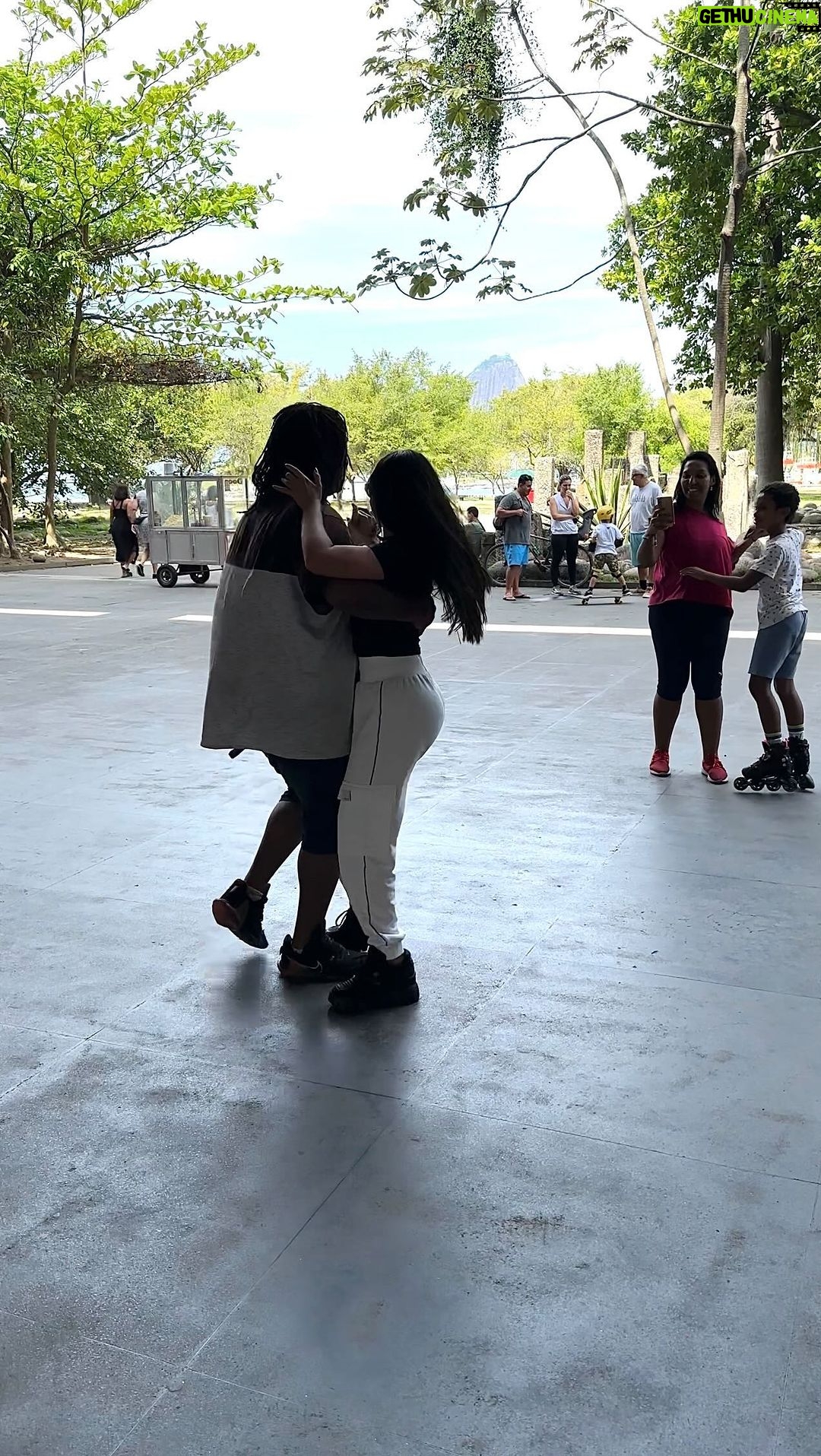 Juliette Instagram - E eu que encontrei esse maravilhoso ensinando forró no meio da praça no RJ e corri pra dançar “Não Sou de Falar de Amor” com ele. Alguém sabe qual o nome dele?! Marca aqui! ❤️