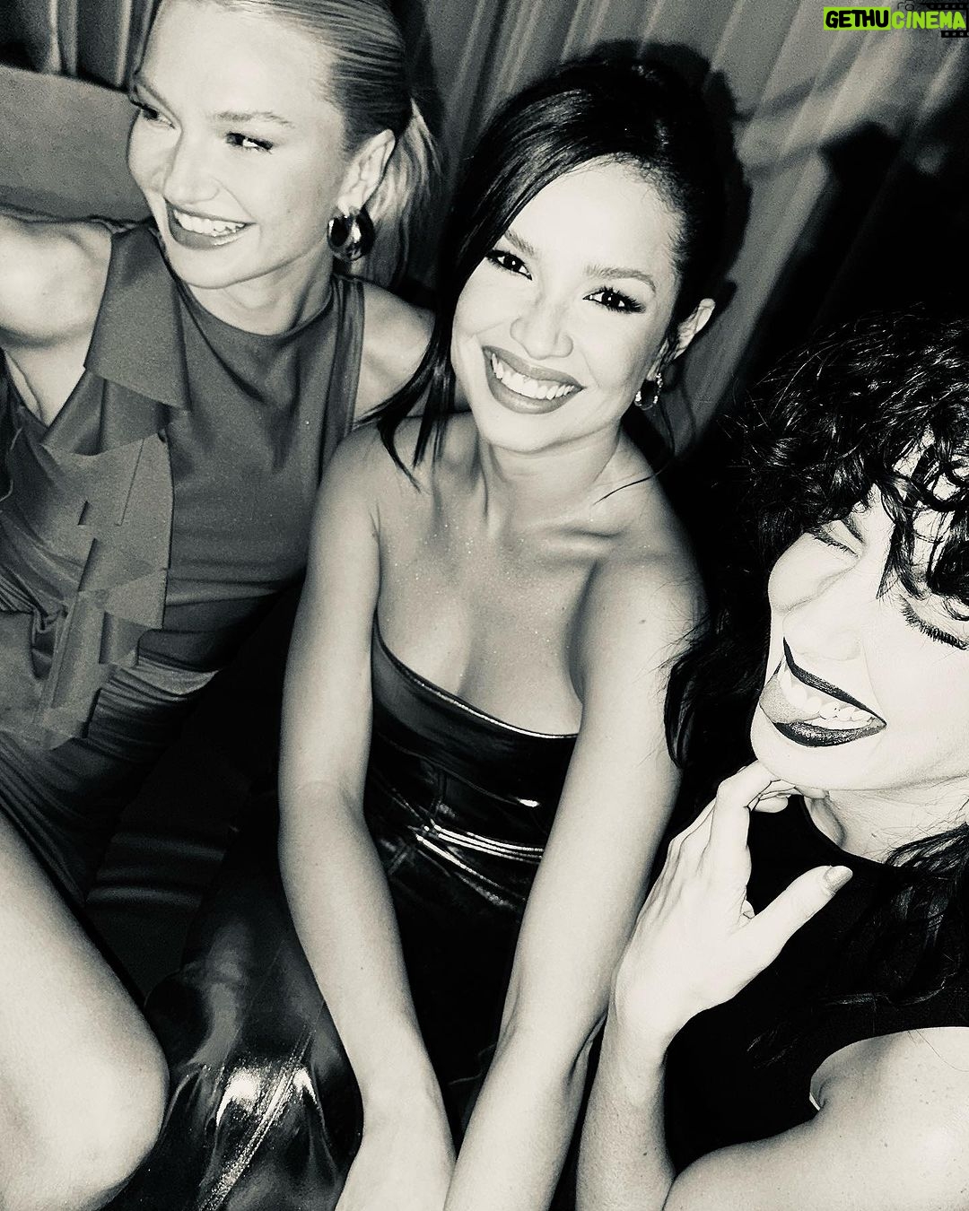 Juliette Instagram - Dump com as minhas gatas ❤️