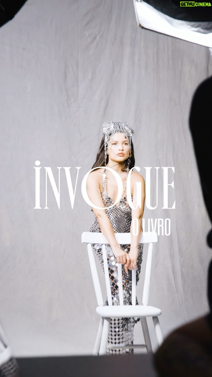 Juliette Instagram - Strike a pose✨Honrada em participar do “InVogue” o primeiro livro da @voguebrasil Vídeo: @callaloostudio Coordenação digital: @paulamello_ e milena.otta Styling: @leandroportos Beleza: @herodrigues