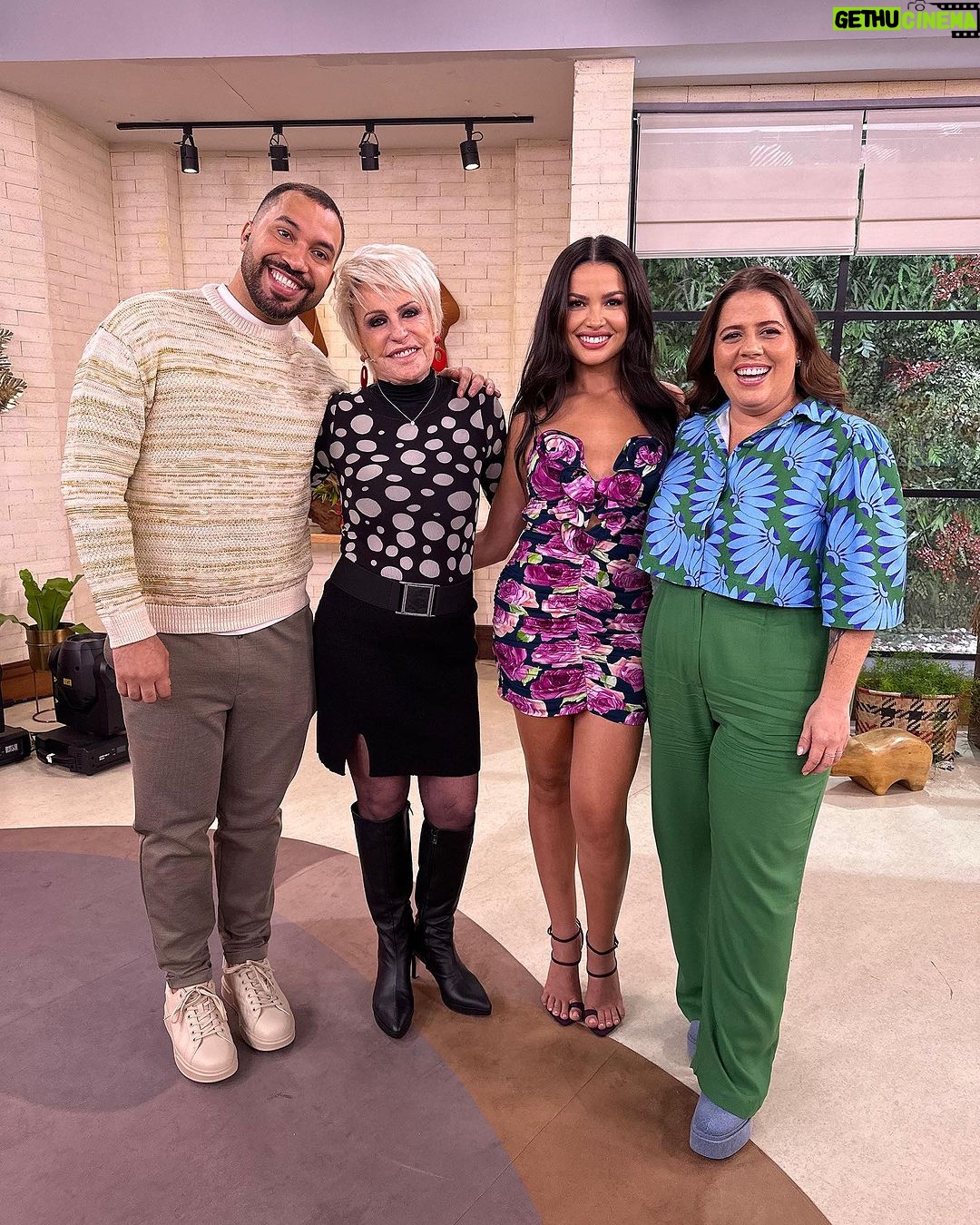 Juliette Instagram - Hoje eu tomei café com a @anamariabragaoficial. Ela é encantadaaa… é sensível e linda… Os seus olhos verdes enchem de lágrimas de felicidade pelo outro, o seu abraço é lar e o seu sorriso leveza. Feliz! ❤️ Para todos verem: esse post possui texto alternativo