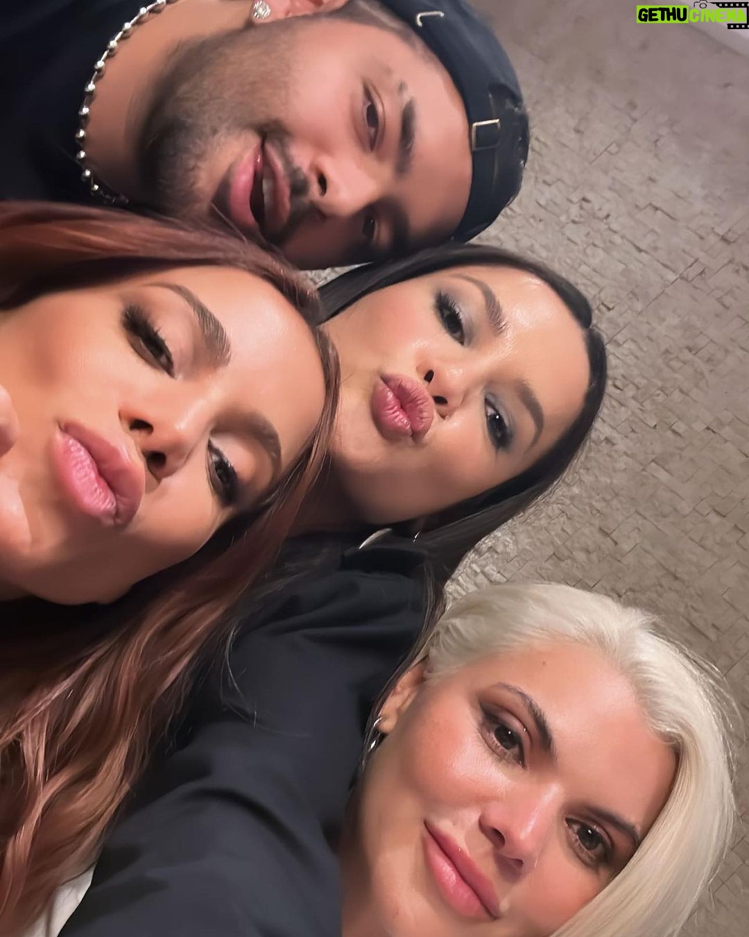 Juliette Instagram - PREPARA que hoje tem #AltasHoras especial @anitta Quero todo mundo assistindo! Styling @leandroportos Look @davidkomalondon Makeup @leandrorodaluge Fotos look @igoormelo Fotos programa Globo/ Bob Paulino Para todos verem: esse post possui texto alternativo