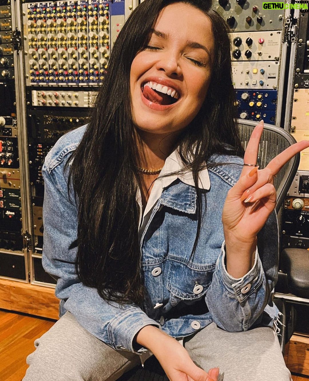 Juliette Instagram - É amanhã! É o meu primeiro álbum. Medo, euforia, ansiedade, prazer, alegria, dor… Transformamos tudo isso em música. Traduzimos o meu caos em letras e sons. CICLONE, pode chegar! Pra todos verem: esse post possui texto alternativo