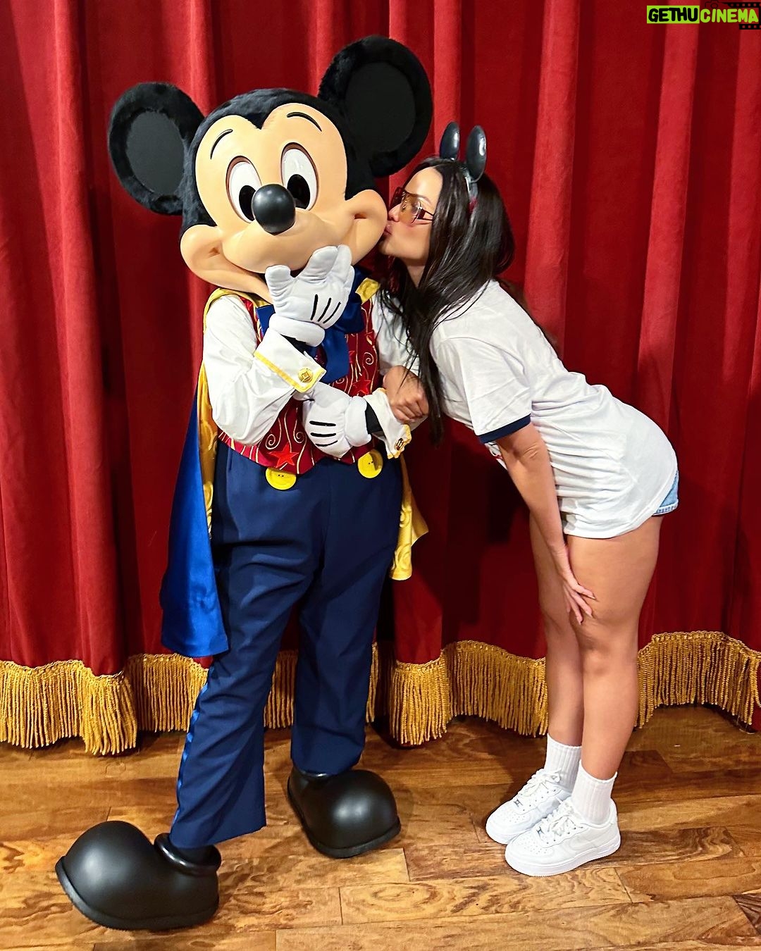 Juliette Instagram - Esses dias eu pude abraçar a criança Juliette. Ela está nos pulinhos de euforia, nas gargalhadas, nas lágrimas de encantamento, na veia da felicidade saltada na testa… Sim! Ela ainda está aqui e eu não vou deixá-la nunca mais. Obrigada, @disneyworld.brasil #disneyworldbrasil Disney World