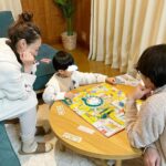 Jun Sena Instagram – ⁡
⁡
焚き火の後はロッジでゲーム大会。
⁡
施設に置いてあった人生ゲームと、持ち込んだUNOと、トランプでババ抜き。
⁡
……ジョーカー持ってる６歳児への正しい対応、わかりますか？
⁡
正解は「流れに身をまかせる事」です。
テレサ・テンです。
一枚飛び出ているカードを無言で促されるがままに引く事です。
みほこは爆笑しながらも見事に対応されていました。
さすが女優です。
⁡
人生ゲームでは一位で億万長者になり、買ってきたピノには星型ピノが２つも入っており(初めて見たよ！)、息子大満足な夜でした。
⁡
⁡
つづく
⁡
⁡
#家族旅行
#グランピング
#ロッジ
#ゲーム大会
#星型ピノ
#息子
#大勝利
#大満足