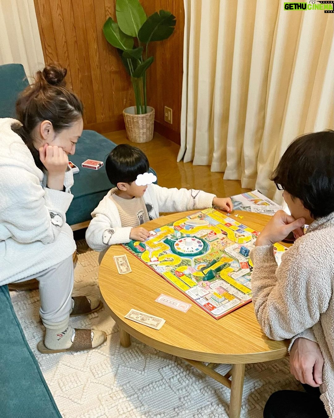 Jun Sena Instagram - 焚き火の後はロッジでゲーム大会。 施設に置いてあった人生ゲームと、持ち込んだUNOと、トランプでババ抜き。 ……ジョーカー持ってる6歳児への正しい対応、わかりますか? 正解は「流れに身をまかせる事」です。 テレサ・テンです。 一枚飛び出ているカードを無言で促されるがままに引く事です。 みほこは爆笑しながらも見事に対応されていました。 さすが女優です。 人生ゲームでは一位で億万長者になり、買ってきたピノには星型ピノが2つも入っており(初めて見たよ!)、息子大満足な夜でした。 つづく #家族旅行 #グランピング #ロッジ #ゲーム大会 #星型ピノ #息子 #大勝利 #大満足