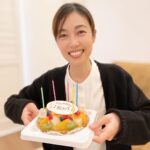 Jun Sena Instagram - ⁡ ⁡ 退院した日の数日後にはみほこが、先日はみどりとりゅうちゃんが、お見舞いという名を建前に、自分達がただただ楽しい時間を過ごす為に我が家にやってきました。 ⁡ ……嘘です。 ⁡ 私を心配して、楽しく穏やかに過ごせるよう笑顔を引き出そうと会いに来てくれました。 ⁡ そんな友がいてくれる。 支えてくれる。 ⁡ 本当に幸せな事です。 ⁡ ただ…… ⁡ 笑顔を通り越して爆笑して肺に負担がかかってないか心配です笑。 気をつけます。 (先日抜糸もして順調に回復しておりますのでご安心を！) ⁡ ⁡ #心優しくあったかい #友たち #彩乃かなみ さん #大鳥れい さん #越乃リュウ さん #ありがとう ‼︎ ⁡ #我が家のお子たちは #なぜか … #みほこに懐く 笑