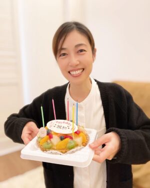 Jun Sena Instagram - ⁡
⁡
退院した日の数日後にはみほこが、先日はみどりとりゅうちゃんが、お見舞いという名を建前に、自分達がただただ楽しい時間を過ごす為に我が家にやってきました。
⁡
……嘘です。
⁡
私を心配して、楽しく穏やかに過ごせるよう笑顔を引き出そうと会いに来てくれました。
⁡
そんな友がいてくれる。
支えてくれる。
⁡
本当に幸せな事です。
⁡
ただ……
⁡
笑顔を通り越して爆笑して肺に負担がかかってないか心配です笑。
気をつけます。
(先日抜糸もして順調に回復しておりますのでご安心を！)
⁡
⁡
#心優しくあったかい
#友たち
#彩乃かなみ さん
#大鳥れい さん
#越乃リュウ さん
#ありがとう ‼︎
⁡
#我が家のお子たちは
#なぜか …
#みほこに懐く 笑