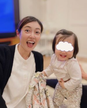 Jun Sena Instagram - ⁡
⁡
退院した日の数日後にはみほこが、先日はみどりとりゅうちゃんが、お見舞いという名を建前に、自分達がただただ楽しい時間を過ごす為に我が家にやってきました。
⁡
……嘘です。
⁡
私を心配して、楽しく穏やかに過ごせるよう笑顔を引き出そうと会いに来てくれました。
⁡
そんな友がいてくれる。
支えてくれる。
⁡
本当に幸せな事です。
⁡
ただ……
⁡
笑顔を通り越して爆笑して肺に負担がかかってないか心配です笑。
気をつけます。
(先日抜糸もして順調に回復しておりますのでご安心を！)
⁡
⁡
#心優しくあったかい
#友たち
#彩乃かなみ さん
#大鳥れい さん
#越乃リュウ さん
#ありがとう ‼︎
⁡
#我が家のお子たちは
#なぜか …
#みほこに懐く 笑