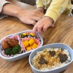 Jun Sena Instagram - ⁡ ⁡ 息子の遠足のお弁当。 ⁡ 海苔でハート作っちゃったり… 卵焼きもハートに盛りつけしちゃったり… ミニオンのかまぼこ入れてみちゃったり… ⁡ たまにだから楽しいのでしょうね。 毎日作っていらっしゃる方を尊敬します。 (ノルさん @noru_kohminoru のお弁当ポストのファンです笑) ⁡ ２枚目の写真は、パパがはりきって飾り切りしたりんご……微妙。 ３枚目の写真は、娘がつまみ食いしようとしてる 瞬間……食いしん坊。 ⁡ ⁡ #遠足 #お弁当 #完食してくれた ‼︎ #りんごの皮以外 #笑