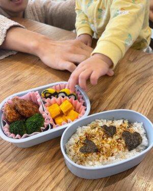 Jun Sena Instagram - ⁡
⁡
息子の遠足のお弁当。
⁡
海苔でハート作っちゃったり…
卵焼きもハートに盛りつけしちゃったり…
ミニオンのかまぼこ入れてみちゃったり…
⁡
たまにだから楽しいのでしょうね。
毎日作っていらっしゃる方を尊敬します。
(ノルさん @noru_kohminoru のお弁当ポストのファンです笑)
⁡
２枚目の写真は、パパがはりきって飾り切りしたりんご……微妙。
３枚目の写真は、娘がつまみ食いしようとしてる
瞬間……食いしん坊。
⁡
⁡
#遠足
#お弁当
#完食してくれた ‼︎
#りんごの皮以外
#笑