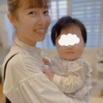 Jun Sena Instagram - ⁡ ⁡ 娘がまだ生後6ヶ月の頃、みどりとりゅうちゃんが我が家に会いに来てくれました。 ありがたい事に、娘にそれはそれは可愛らしい初夏のおめかし用のお洋服のプレゼントを持って。 ⁡ ありがとう。 ⁡ 所が娘、そのお洋服……まったく入らん！ 爆笑しながらも、どうにかボタンを留めようと必死に頑張る私達。 その間ずっとニコニコしてるビッグベビー。 (花組時代、スレンダーなチャーリーさんの総スパンの燕尾服を着させて頂いた時の自分を見ているようだったよ笑) ⁡ みどり曰く、店員さんに「今6ヶ月でしたら初夏に丁度いいサイズはこちらですねー」と言われて購入したとの事……。 想像を遥かに超えたビッグベビー、万歳。 ⁡ 後日、サイズを大幅にチェンジし、届けて下さいました。 ⁡ ありがとう。 そして、みどり、お誕生日おめ🎂 ⁡ ⁡ #初夏のおめかし #パッツパツ #ビッグベビー #寝る子は育つ #大物 #色んな意味で 笑 ⁡ #大鳥れい さん @midmon1106 #越乃リュウ さん @koshinonoryu_official #ありがとう #匠ひびき 様 #お衣裳伸びてしまって #すみませんでした ‼︎🙇‍♀️