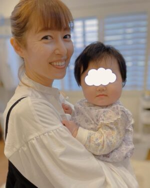Jun Sena Instagram - ⁡
⁡
娘がまだ生後6ヶ月の頃、みどりとりゅうちゃんが我が家に会いに来てくれました。
ありがたい事に、娘にそれはそれは可愛らしい初夏のおめかし用のお洋服のプレゼントを持って。
⁡
ありがとう。
⁡
所が娘、そのお洋服……まったく入らん！
爆笑しながらも、どうにかボタンを留めようと必死に頑張る私達。
その間ずっとニコニコしてるビッグベビー。
(花組時代、スレンダーなチャーリーさんの総スパンの燕尾服を着させて頂いた時の自分を見ているようだったよ笑)
⁡
みどり曰く、店員さんに「今6ヶ月でしたら初夏に丁度いいサイズはこちらですねー」と言われて購入したとの事……。
想像を遥かに超えたビッグベビー、万歳。
⁡
後日、サイズを大幅にチェンジし、届けて下さいました。
⁡
ありがとう。

そして、みどり、お誕生日おめ🎂
⁡
⁡
#初夏のおめかし
#パッツパツ
#ビッグベビー
#寝る子は育つ
#大物
#色んな意味で 笑
⁡
#大鳥れい さん @midmon1106 
#越乃リュウ さん @koshinonoryu_official 
#ありがとう
#匠ひびき 様
#お衣裳伸びてしまって
#すみませんでした ‼︎🙇‍♀️