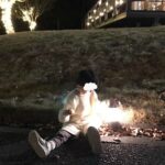 Jun Sena Instagram – ⁡
⁡
温泉に行った後はＢＢＱ。
ＢＢＱの写真は、焼くのと子ども達に食べさせるのに必死で一枚もありません。
と思ったら主人に盗撮されていました……必死にサラダを振る２人笑。
⁡
そして焚き火！！
⁡
やはり、家でYouTubeの焚き火映像をテレビで流すのとは訳が違うね……当たり前ですが。
⁡
いいねぇ、焚き火。
最高だったなぁ、焚き火。
⁡
コーヒーを飲みながら
(コーヒーを淹れてくれたみほこはバーナーを倒しアワアワ)
マシュマロを焼き
(マシュマロを焼いた私は焼きすぎてマシュマロが炎に包まれアワアワ)
星空を眺める
(隣で焚き火していたカップルに息子が話しかけまくりアワアワ)
諸々込みで楽しい焚き火でした。
⁡
みほこが命懸けで淹れてくれたうっすいコーヒーの味、一生忘れない。
⁡
⁡
つづく
⁡
⁡
#家族旅行
#グランピング
#BBQ
#焚き火
#息子
#カップルに名前で呼ばれてた …
#どんだけ距離縮めたん ？
#邪魔やったろな …
#ムード台無しやで …
