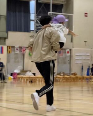 Jun Sena Instagram - ⁡
⁡
昨日は息子の運動会、今年は参加できました！！
⁡
うん、頑張った！！
⁡
お家で……
楽しそうに踊ってくれたソーラン節。
旗を振る役目になった事を話してくれた時の誇らしげな顔。
リレーのバトンの受け渡しの仕方を一生懸命説明してくれた時のドヤ顔。
パパと跳び箱を練習して上手く跳べるようになった時の嬉しさ爆発のキラキラ笑顔。
⁡
本番、出来た事も出来なかった事もあったけど、お家での頑張りを知ってる父と母はそれだけで充分なのです。
これからも息子のとびきりの笑顔を引き出せるよう、私も笑顔で頑張りたいと思います。
⁡
そして息子を支えて下さった先生方に感謝の気持ちで一杯です。
本当にありがとうございました！！
⁡
園での最後の運動会、打ち上げは盛大に……
⁡
びっくりドンキーにて笑。
⁡
⁡
#6歳児
#運動会
#がんばったよ ‼︎
#支えて下さった
#先生方に感謝です