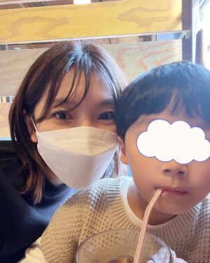 Jun Sena Instagram - ⁡
⁡
昨日は息子の運動会、今年は参加できました！！
⁡
うん、頑張った！！
⁡
お家で……
楽しそうに踊ってくれたソーラン節。
旗を振る役目になった事を話してくれた時の誇らしげな顔。
リレーのバトンの受け渡しの仕方を一生懸命説明してくれた時のドヤ顔。
パパと跳び箱を練習して上手く跳べるようになった時の嬉しさ爆発のキラキラ笑顔。
⁡
本番、出来た事も出来なかった事もあったけど、お家での頑張りを知ってる父と母はそれだけで充分なのです。
これからも息子のとびきりの笑顔を引き出せるよう、私も笑顔で頑張りたいと思います。
⁡
そして息子を支えて下さった先生方に感謝の気持ちで一杯です。
本当にありがとうございました！！
⁡
園での最後の運動会、打ち上げは盛大に……
⁡
びっくりドンキーにて笑。
⁡
⁡
#6歳児
#運動会
#がんばったよ ‼︎
#支えて下さった
#先生方に感謝です