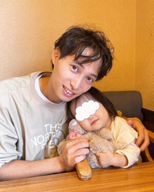 Jun Sena Instagram - ⁡
⁡
昨日は息子の運動会、今年は参加できました！！
⁡
うん、頑張った！！
⁡
お家で……
楽しそうに踊ってくれたソーラン節。
旗を振る役目になった事を話してくれた時の誇らしげな顔。
リレーのバトンの受け渡しの仕方を一生懸命説明してくれた時のドヤ顔。
パパと跳び箱を練習して上手く跳べるようになった時の嬉しさ爆発のキラキラ笑顔。
⁡
本番、出来た事も出来なかった事もあったけど、お家での頑張りを知ってる父と母はそれだけで充分なのです。
これからも息子のとびきりの笑顔を引き出せるよう、私も笑顔で頑張りたいと思います。
⁡
そして息子を支えて下さった先生方に感謝の気持ちで一杯です。
本当にありがとうございました！！
⁡
園での最後の運動会、打ち上げは盛大に……
⁡
びっくりドンキーにて笑。
⁡
⁡
#6歳児
#運動会
#がんばったよ ‼︎
#支えて下さった
#先生方に感謝です