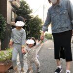 Jun Sena Instagram - ⁡ ⁡ 久しぶりの家族団欒の日々。 写真は早めの入浴後に、パジャマでお散歩した日。 やはり家族は私にとってパワーの源です！ ⁡ 先日は娘が熱を出し、病院に行ったりでバタバタでしたが、検査の結果ただの風邪で一安心。 (父母、まんまと風邪いただきましたが３人共なんとか元気) 息子はお土産のLEGOで遊び、ご機嫌さん。 そして相変わらずの妹溺愛。 主人は振付助手として携わらせていただきました「天翔ける風に」東京公演が無事千穐楽を迎え、ひと段落。 ⁡ 今日の夕飯は急に寒くなったので鍋パーティーでした。 息子はメニューが何であっても「パーティー」って付けておけばテンションアゲアゲのパリピです……例えメニューが煮物でも笑。 ⁡ 明日は何パーティーにしましょうかね笑。 ⁡ ⁡ #家族団欒 #家族散歩 #パワーの源 #パーリーピーポー な #6歳児 #いいねいいねぇ 笑