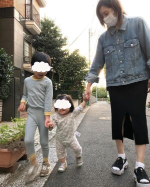 Jun Sena Instagram - ⁡
⁡
久しぶりの家族団欒の日々。
写真は早めの入浴後に、パジャマでお散歩した日。
やはり家族は私にとってパワーの源です！
⁡
先日は娘が熱を出し、病院に行ったりでバタバタでしたが、検査の結果ただの風邪で一安心。
(父母、まんまと風邪いただきましたが３人共なんとか元気)
息子はお土産のLEGOで遊び、ご機嫌さん。
そして相変わらずの妹溺愛。
主人は振付助手として携わらせていただきました「天翔ける風に」東京公演が無事千穐楽を迎え、ひと段落。
⁡
今日の夕飯は急に寒くなったので鍋パーティーでした。
息子はメニューが何であっても「パーティー」って付けておけばテンションアゲアゲのパリピです……例えメニューが煮物でも笑。
⁡
明日は何パーティーにしましょうかね笑。
⁡
⁡
#家族団欒
#家族散歩
#パワーの源
#パーリーピーポー な
#6歳児
#いいねいいねぇ 笑