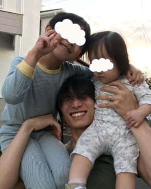 Jun Sena Instagram - ⁡
⁡
久しぶりの家族団欒の日々。
写真は早めの入浴後に、パジャマでお散歩した日。
やはり家族は私にとってパワーの源です！
⁡
先日は娘が熱を出し、病院に行ったりでバタバタでしたが、検査の結果ただの風邪で一安心。
(父母、まんまと風邪いただきましたが３人共なんとか元気)
息子はお土産のLEGOで遊び、ご機嫌さん。
そして相変わらずの妹溺愛。
主人は振付助手として携わらせていただきました「天翔ける風に」東京公演が無事千穐楽を迎え、ひと段落。
⁡
今日の夕飯は急に寒くなったので鍋パーティーでした。
息子はメニューが何であっても「パーティー」って付けておけばテンションアゲアゲのパリピです……例えメニューが煮物でも笑。
⁡
明日は何パーティーにしましょうかね笑。
⁡
⁡
#家族団欒
#家族散歩
#パワーの源
#パーリーピーポー な
#6歳児
#いいねいいねぇ 笑