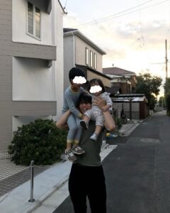 Jun Sena Instagram - ⁡ ⁡ 久しぶりの家族団欒の日々。 写真は早めの入浴後に、パジャマでお散歩した日。 やはり家族は私にとってパワーの源です！ ⁡ 先日は娘が熱を出し、病院に行ったりでバタバタでしたが、検査の結果ただの風邪で一安心。 (父母、まんまと風邪いただきましたが３人共なんとか元気) 息子はお土産のLEGOで遊び、ご機嫌さん。 そして相変わらずの妹溺愛。 主人は振付助手として携わらせていただきました「天翔ける風に」東京公演が無事千穐楽を迎え、ひと段落。 ⁡ 今日の夕飯は急に寒くなったので鍋パーティーでした。 息子はメニューが何であっても「パーティー」って付けておけばテンションアゲアゲのパリピです……例えメニューが煮物でも笑。 ⁡ 明日は何パーティーにしましょうかね笑。 ⁡ ⁡ #家族団欒 #家族散歩 #パワーの源 #パーリーピーポー な #6歳児 #いいねいいねぇ 笑