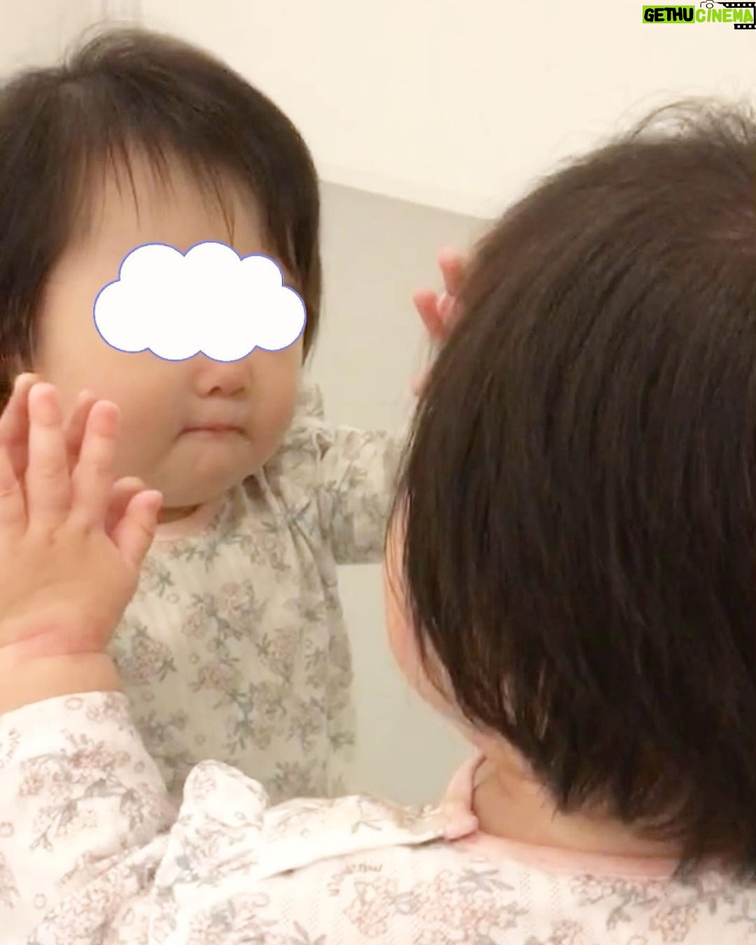 Jun Sena Instagram - パパのダンススタジオで大はしゃぎだった娘。 息子はまったく興味がありませんが、娘はいつかダンスに興味を持つのでしょうかねぇ。 ま、今のところ興味の対象は…… 幼児用ビスケット笑。 #1歳児 #息子と違い #食に貪欲 笑 #ビスケットチラつかせると #高速ハイハイで奪いにくる #かわいいかよ #親バカ部