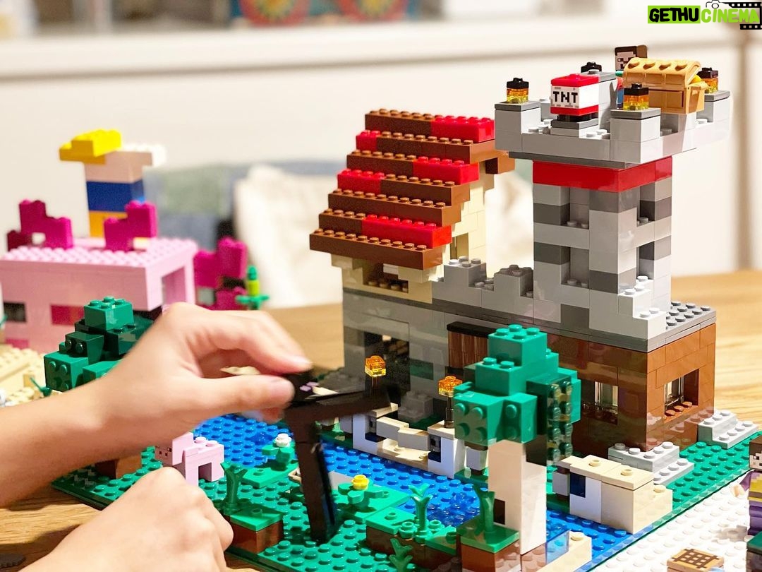 Jun Sena Instagram - 子どもが寝静まった後、息子がハマっているLEGOマインクラフトシリーズで夜な夜な遊ぶ今日この頃。 (今は大阪で大人しくしておりますがね) ビートルジュースのとある場面を再現。 可愛くない? 大阪土産も勿論、一緒に楽しむ為のLEGO。 息子以上にハマってる49歳の私だよ笑。 #LEGO #マインクラフト #大人もハマる #ビートルジュース と #ガイコツ #そーですね ‼︎