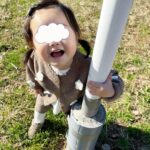 Jun Sena Instagram – ⁡
⁡
家族でグランピングに行ってきました。
⁡
もうね、控えめに言って……最高でした。
１日目は宿泊先でのんびり過ごし、近くの温泉で癒されました。
⁡
のんびり過ごすといってもなんせ疲れ知らずの６歳児と一緒ですからね、まぁまぁアクティブに過ごしましたよ。
⁡
超絶長〜い滑り台がありましてね、息子がちょっと怯んでいたので「まずママやってみるからさ！」とか言っちゃったんだよね……
長〜いって事はかなり下まで降りるわけで……
帰りはちょっとした山登りになるわけで……
３・４枚目の写真でお察し下さい。
⁡
肝心の息子はというと、怯んでいたのは最初だけで結局３回滑り、お散歩も含めてこの山を４往復していました。
６歳児すげー。
⁡
でもまぁ、滑り台のローラーでお尻の筋肉もほぐれて血流もよくなったし、足がポカポカになったし、程よい疲れで温泉が沁みたし、良しとします笑。
(キューピーちゃんみたいな娘を抱っこしながらの露天風呂は癒ししかない！)
⁡
⁡
つづく
⁡
⁡
#家族旅行
#グランピング
#健康滑り台
#温泉
#露天風呂