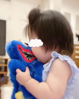 Jun Sena Instagram - ⁡
⁡
最近ぬいぐるみが好きな娘。
⁡
お気に入りのぬいぐるみは、お兄ちゃんのハギーワギー。
⁡
……やめて……もっとちゃんとかわいいぬいぐるみ買ってあげるから……
⁡
でもどんなぬいぐるみがいいのかがまったくわからない！
流行り廃りのない、王道のぬいぐるみがいいなと思うのではありますが……

女の子ママの方、何かオススメのぬいぐるみありませんか？笑
⁡
⁡
#1歳児
#ぬいぐるみ
#ハギーワギー
#ホラー
#やめて …笑