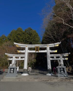 Jun Sena Instagram - ⁡
⁡
雲ひとつない晴天の下、出会ってからかれこれ25年になる友人と三峯神社へ行って参りました。
⁡
「MAHOROBA」という作品でヤマトタケルを演じた時から、行きたかったのになかなか行けなかった場所。
やっと参拝する事ができました。
⁡
一緒に参拝した友人は、私にとってMAHOROBAでいうところのサルメとサダルのような存在です。
いつもここぞという時に手を差し伸べ、支えてくれる、頼りになる友です。
久しぶりにゆっくり語り合い、綺麗な空気を吸い、坂道や階段に少々息切れする己れらに年輪を感じる笑、いい時間でございました。
⁡
今、この時、この方と共に参拝する事に意味があるんだろうな……きっと。
⁡
⁡
#三峯神社
#伊弉諾尊
#伊弉册尊
#日本武尊
#ヤマトタケル
#友よ
#いつもありがとう