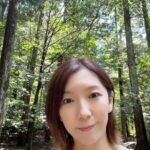 Jun Sena Instagram - ⁡ ⁡ 昨日のビートルジュース休演日は、少し足を延ばしてお伊勢参りへ。 (朝６時に出発……何で休みの日って早く起きれるの？笑) ⁡ 伊勢神宮外宮、伊勢神宮内宮、猿田彦神社、佐瑠女神社、そして彩乃先輩お薦めの瀧原宮にも行って参りました。 清らかな空気をたくさん吸って、日頃の感謝の気持ちをお伝えに。 初めて伺った瀧原宮、とっても素晴らしい空間でした。 川のせせらぎとセミの鳴き声に癒されました。 ⁡ 教えてくれた先輩に感謝。 ⁡ 車で回ったのですが、新しい高速道路が出来ていて、瀧原宮から祖父母のお墓がある尾鷲まで約40分という事がわかり、急遽お墓参りもする事に……何か呼ばれたか……。 ⁡ お昼には尾鷲に到着し、祖父母のお墓参りをした後、父が中学生になるまで暮らしていたお家へ。 (早起きは三文の徳ね笑) ⁡ 私が小学生の時の夏休みは、東京で一緒に暮らしていた祖父母と父母兄と尾鷲に行き、この家で過ごしていました。 (私と母は、私のバレエの発表会が終わってから合流、父はお盆休みのみ、兄は…どうしてたんやろか笑) ⁡ 集合したいとこ達と縁側でスイカを食べたり花火をしたり、広いお部屋に布団を並べてみんなで(10人くらい！)一緒に寝たり、海で遊び川で遊び、日焼けでヒリヒリになった肌に優しい浴衣を着てお祭りに行ったり……。 楽しい思い出がたくさん蘇ってきました。 ⁡ 父が中学生になる時に東京に引っ越し、そして私が3歳の頃から中学３年生になるまで、ずっと二世帯住宅で一緒に暮らしていたおじいちゃんとおばちゃん。 一緒にいるのが当たり前だったけれど、突然ニ人は尾鷲のお家に戻る事になり……寂しかったなぁ……。 おじいちゃんとおばちゃんに会いたくて、何回か一人で尾鷲に行ったりしたなぁ……帰る時おばあちゃん泣いてたなぁ……そんなおばあちゃんを見て、無理矢理にでも東京に連れて帰ろうかと本気で思ったなぁ……なんて事も思い出したり。 ⁡ ほんのひとときでしたが、かけがえのない時間を過ごす事が出来ました。 ⁡ おじいちゃん、おばあちゃん、呼んでくれてありがとう！ ⁡ ⁡ #伊勢神宮 #猿田彦神社 #佐瑠女神社 #瀧原宮 ⁡ #尾鷲 #お墓参り #夏休みの思い出 #祖父母との思い出
