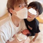 Jun Sena Instagram - ⁡ ⁡ 生後５日目だった娘を、NPO法人ストークサポートさんの細やかなサポートに支えて頂き迎えに行った昨年の夏。 主人と息子、お義父さんお義母さん、そしてみほこが一緒に来てくれました。 ⁡ 息子は妹を迎えに行く嬉しさと、おじいちゃんおばあちゃんに会える嬉しさと、大好きなみほこちゃんも一緒という嬉しさで大興奮でした。 ⁡ 私個人としては、お義母さんがいて下さる安心感とみほこがいてくれる頼もしさの中、幸せなお迎えとなりました。 そして事情を理解して温かくご協力下さった、宿泊先のホテルスタッフの方にも感謝です。 ⁡ いつか娘が理解出来る日が来た時には、たくさんの愛が溢れた環境の中で家族になれた事を伝えてあげたいなと思います。 ⁡ ⁡ #特別養子縁組 #NPO法人ストークサポート #家族になった夏 #愛溢れる環境 #皆様に感謝