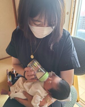 Jun Sena Instagram - ⁡
⁡
生後５日目だった娘を、NPO法人ストークサポートさんの細やかなサポートに支えて頂き迎えに行った昨年の夏。
主人と息子、お義父さんお義母さん、そしてみほこが一緒に来てくれました。
⁡
息子は妹を迎えに行く嬉しさと、おじいちゃんおばあちゃんに会える嬉しさと、大好きなみほこちゃんも一緒という嬉しさで大興奮でした。
⁡
私個人としては、お義母さんがいて下さる安心感とみほこがいてくれる頼もしさの中、幸せなお迎えとなりました。
そして事情を理解して温かくご協力下さった、宿泊先のホテルスタッフの方にも感謝です。
⁡
いつか娘が理解出来る日が来た時には、たくさんの愛が溢れた環境の中で家族になれた事を伝えてあげたいなと思います。
⁡
⁡
#特別養子縁組
#NPO法人ストークサポート 
#家族になった夏
#愛溢れる環境
#皆様に感謝
