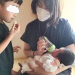 Jun Sena Instagram - ⁡ ⁡ 生後５日目だった娘を、NPO法人ストークサポートさんの細やかなサポートに支えて頂き迎えに行った昨年の夏。 主人と息子、お義父さんお義母さん、そしてみほこが一緒に来てくれました。 ⁡ 息子は妹を迎えに行く嬉しさと、おじいちゃんおばあちゃんに会える嬉しさと、大好きなみほこちゃんも一緒という嬉しさで大興奮でした。 ⁡ 私個人としては、お義母さんがいて下さる安心感とみほこがいてくれる頼もしさの中、幸せなお迎えとなりました。 そして事情を理解して温かくご協力下さった、宿泊先のホテルスタッフの方にも感謝です。 ⁡ いつか娘が理解出来る日が来た時には、たくさんの愛が溢れた環境の中で家族になれた事を伝えてあげたいなと思います。 ⁡ ⁡ #特別養子縁組 #NPO法人ストークサポート #家族になった夏 #愛溢れる環境 #皆様に感謝