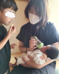 Jun Sena Instagram - ⁡ ⁡ 生後５日目だった娘を、NPO法人ストークサポートさんの細やかなサポートに支えて頂き迎えに行った昨年の夏。 主人と息子、お義父さんお義母さん、そしてみほこが一緒に来てくれました。 ⁡ 息子は妹を迎えに行く嬉しさと、おじいちゃんおばあちゃんに会える嬉しさと、大好きなみほこちゃんも一緒という嬉しさで大興奮でした。 ⁡ 私個人としては、お義母さんがいて下さる安心感とみほこがいてくれる頼もしさの中、幸せなお迎えとなりました。 そして事情を理解して温かくご協力下さった、宿泊先のホテルスタッフの方にも感謝です。 ⁡ いつか娘が理解出来る日が来た時には、たくさんの愛が溢れた環境の中で家族になれた事を伝えてあげたいなと思います。 ⁡ ⁡ #特別養子縁組 #NPO法人ストークサポート #家族になった夏 #愛溢れる環境 #皆様に感謝