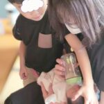 Jun Sena Instagram - ⁡ ⁡ 生後５日目だった娘を、NPO法人ストークサポートさんの細やかなサポートに支えて頂き迎えに行った昨年の夏。 主人と息子、お義父さんお義母さん、そしてみほこが一緒に来てくれました。 ⁡ 息子は妹を迎えに行く嬉しさと、おじいちゃんおばあちゃんに会える嬉しさと、大好きなみほこちゃんも一緒という嬉しさで大興奮でした。 ⁡ 私個人としては、お義母さんがいて下さる安心感とみほこがいてくれる頼もしさの中、幸せなお迎えとなりました。 そして事情を理解して温かくご協力下さった、宿泊先のホテルスタッフの方にも感謝です。 ⁡ いつか娘が理解出来る日が来た時には、たくさんの愛が溢れた環境の中で家族になれた事を伝えてあげたいなと思います。 ⁡ ⁡ #特別養子縁組 #NPO法人ストークサポート #家族になった夏 #愛溢れる環境 #皆様に感謝