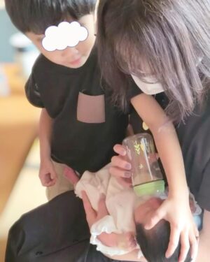 Jun Sena Instagram - ⁡
⁡
生後５日目だった娘を、NPO法人ストークサポートさんの細やかなサポートに支えて頂き迎えに行った昨年の夏。
主人と息子、お義父さんお義母さん、そしてみほこが一緒に来てくれました。
⁡
息子は妹を迎えに行く嬉しさと、おじいちゃんおばあちゃんに会える嬉しさと、大好きなみほこちゃんも一緒という嬉しさで大興奮でした。
⁡
私個人としては、お義母さんがいて下さる安心感とみほこがいてくれる頼もしさの中、幸せなお迎えとなりました。
そして事情を理解して温かくご協力下さった、宿泊先のホテルスタッフの方にも感謝です。
⁡
いつか娘が理解出来る日が来た時には、たくさんの愛が溢れた環境の中で家族になれた事を伝えてあげたいなと思います。
⁡
⁡
#特別養子縁組
#NPO法人ストークサポート 
#家族になった夏
#愛溢れる環境
#皆様に感謝