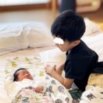 Jun Sena Instagram - ⁡ ⁡ 生後５日目だった娘を、NPO法人ストークサポートさんの細やかなサポートに支えて頂き迎えに行った昨年の夏。 主人と息子、お義父さんお義母さん、そしてみほこが一緒に来てくれました。 ⁡ 息子は妹を迎えに行く嬉しさと、おじいちゃんおばあちゃんに会える嬉しさと、大好きなみほこちゃんも一緒という嬉しさで大興奮でした。 ⁡ 私個人としては、お義母さんがいて下さる安心感とみほこがいてくれる頼もしさの中、幸せなお迎えとなりました。 そして事情を理解して温かくご協力下さった、宿泊先のホテルスタッフの方にも感謝です。 ⁡ いつか娘が理解出来る日が来た時には、たくさんの愛が溢れた環境の中で家族になれた事を伝えてあげたいなと思います。 ⁡ ⁡ #特別養子縁組 #NPO法人ストークサポート #家族になった夏 #愛溢れる環境 #皆様に感謝